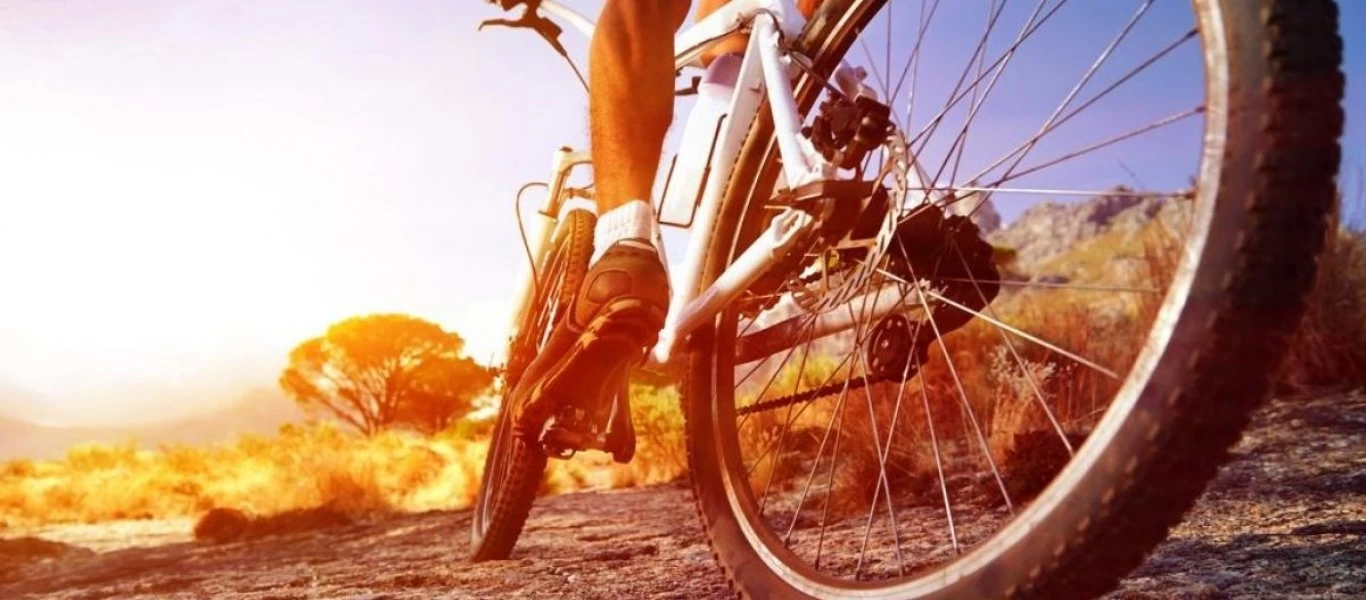 Ποδηλασία: Τι πρέπει να κάνετε για να μην πονέσουν τα γόνατά σας